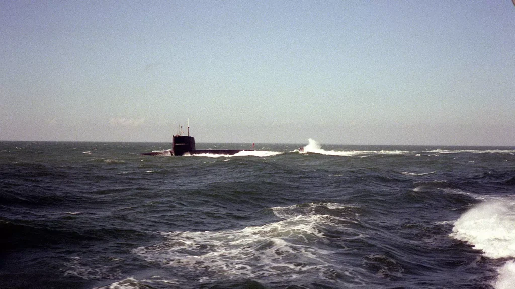 Starboard-bow view of USS Tecumseh (SSBN-628) in 1986.