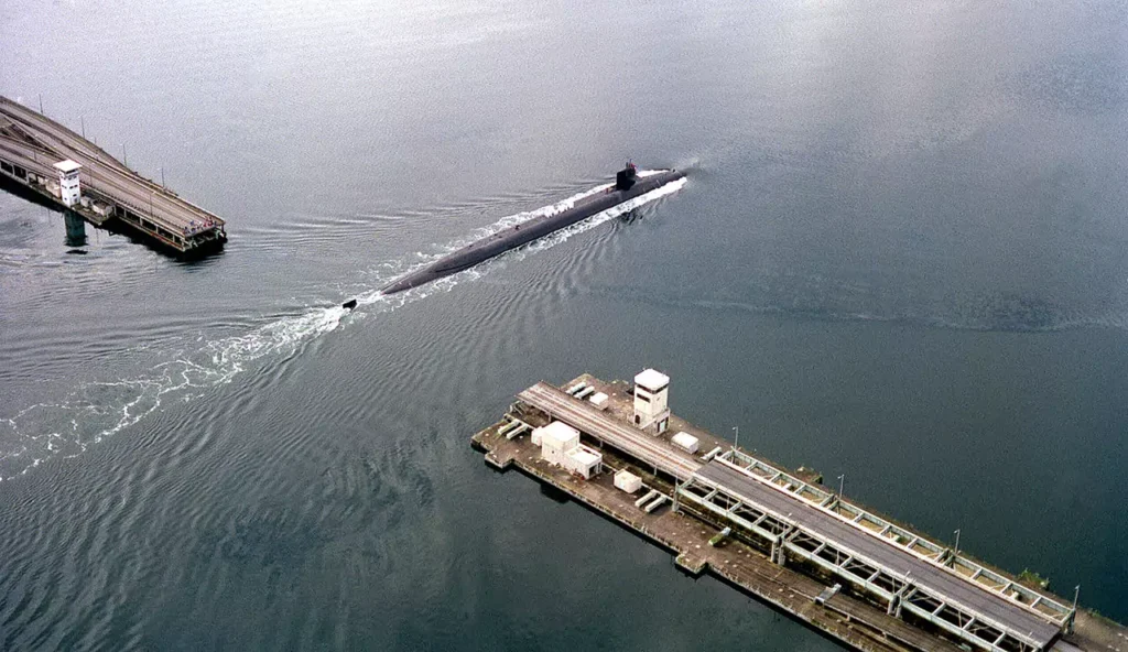 uss ohio ssbn 726 manuevers through hood canal bridge