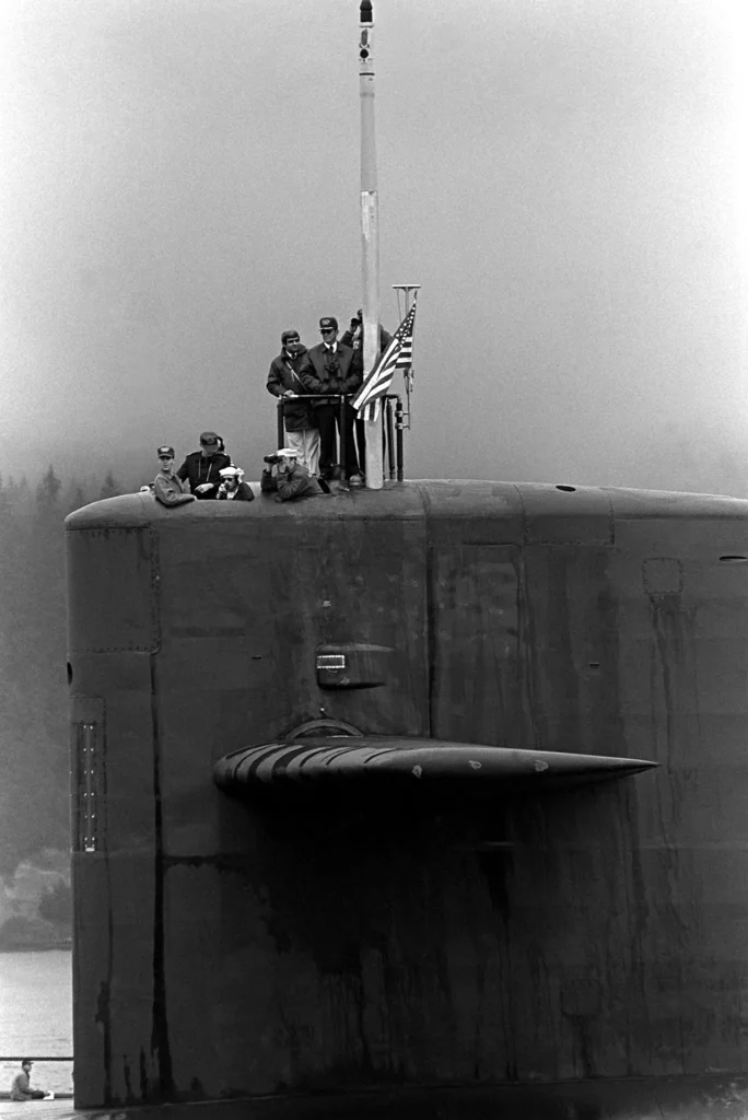 uss ohio ssbn-726 port side view crewmen on the sail