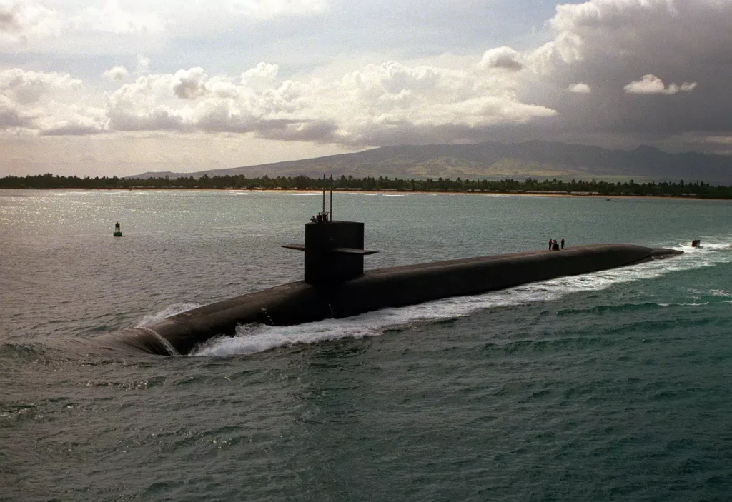 MICHIGAN (SSBN-727) heads out to sea after departing from Pearl Harbor, Hawaii